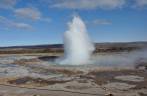 O Strokkur entra em eupção na área de Geysir, uma das atrações do Golden Circle, na Islândia
